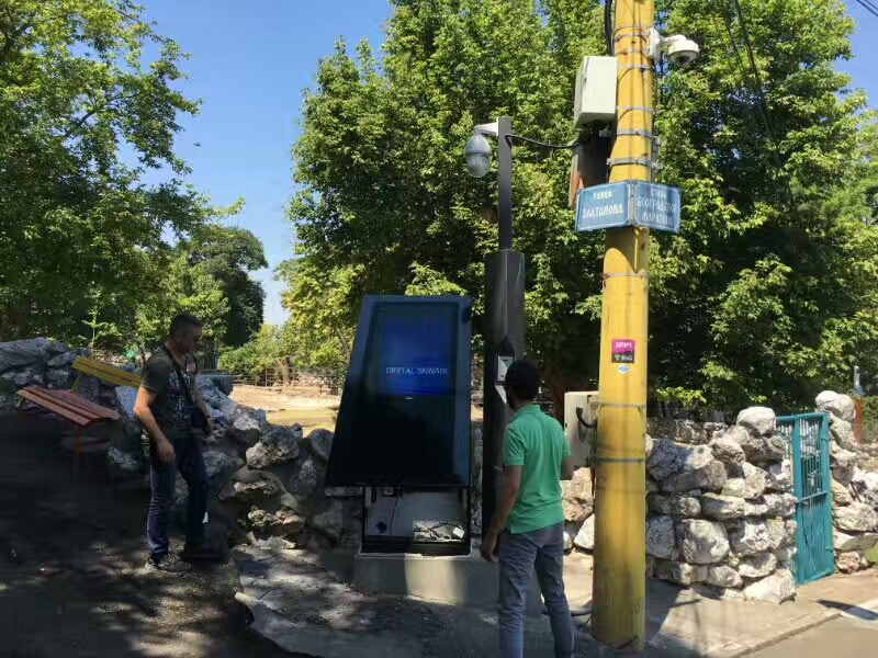 雅迅達(dá)戶外廣告機案例